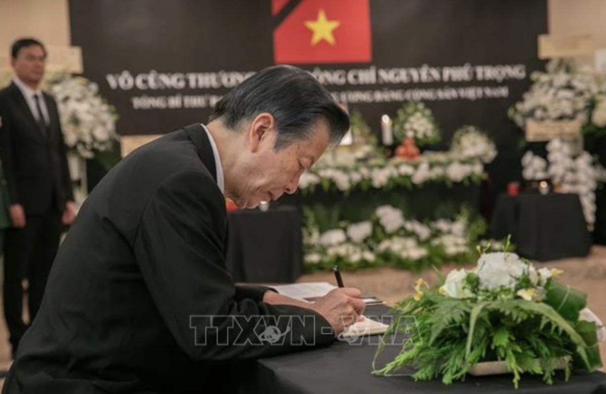 Foreign officials pay tribute to Party General Secretary abroad